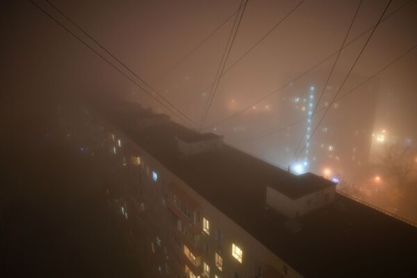 Жилые дома в тумане в Москве.  - Sputnik Латвия