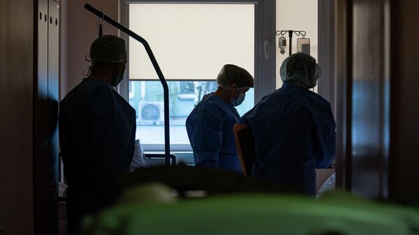 Медицинские работники в палате ковидного отделения Даугавпилсской региональной больницы - Sputnik Latvija