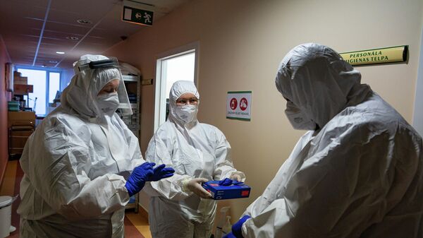 Медицинские работники в защитных костюмах в отделении интенсивной терапии Центра легочных заболеваний и туберкулеза в Даугавпилсе - Sputnik Latvija