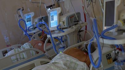 Палата интенсивной терапии с тяжелыми пациентами с COVID-19 в Центре легочных заболеваний и туберкулеза в Даугавпилсе
