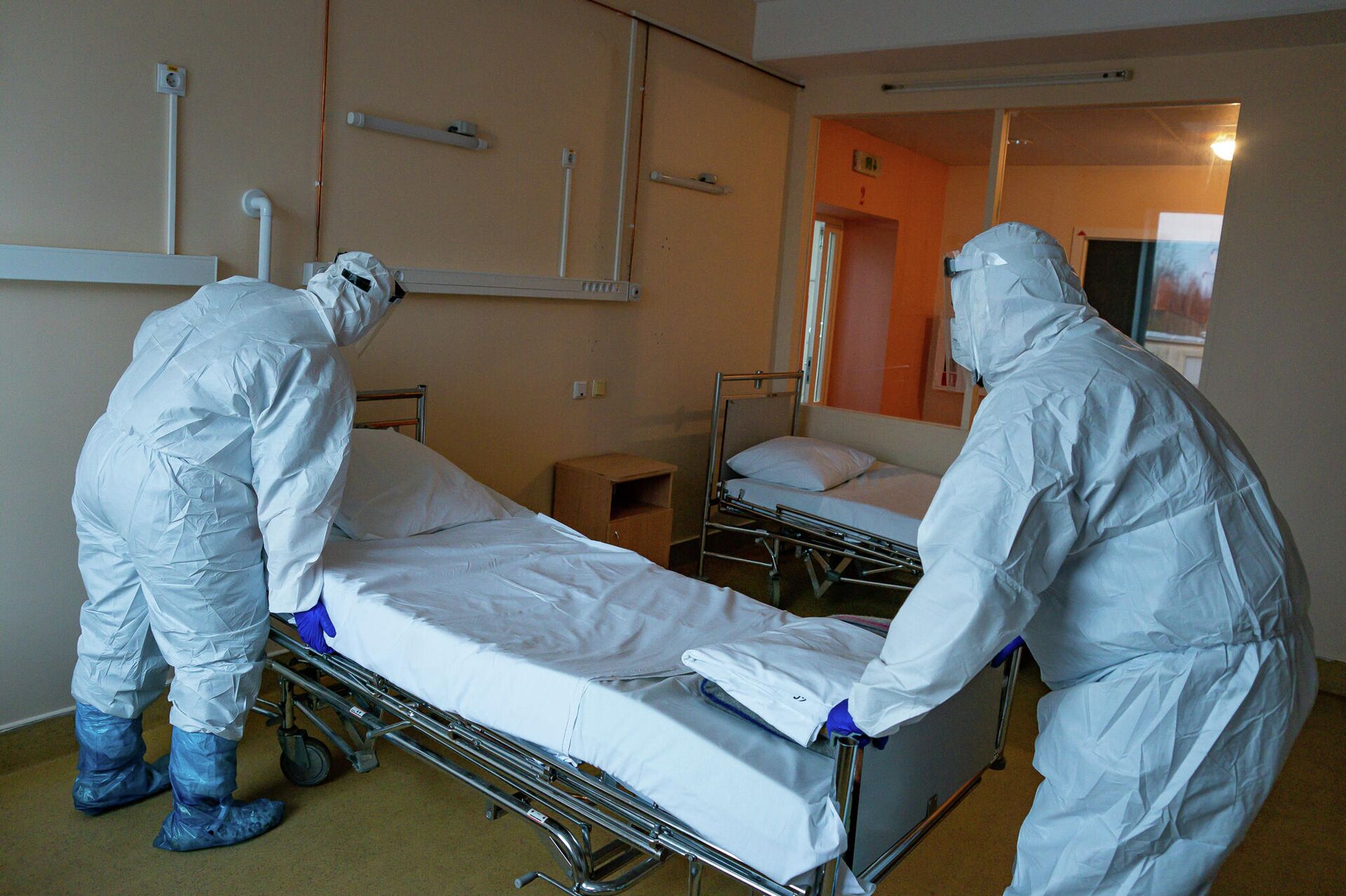 Медицинские работники готовят палату к приему пациентов с COVID-19 в Центре легочных заболеваний и туберкулеза в Даугавпилсе - Sputnik Латвия, 1920, 15.11.2021