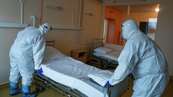 Медицинские работники готовят палату к приему пациентов с COVID-19 в Центре легочных заболеваний и туберкулеза в Даугавпилсе - Sputnik Latvija