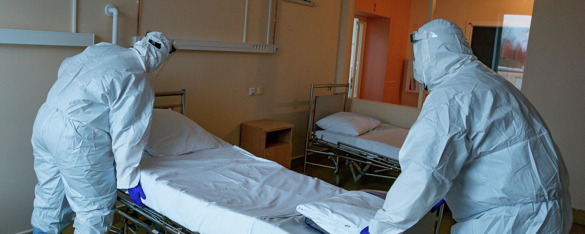 Медицинские работники готовят палату к приему пациентов с COVID-19 в Центре легочных заболеваний и туберкулеза в Даугавпилсе - Sputnik Латвия, 1920, 17.11.2021