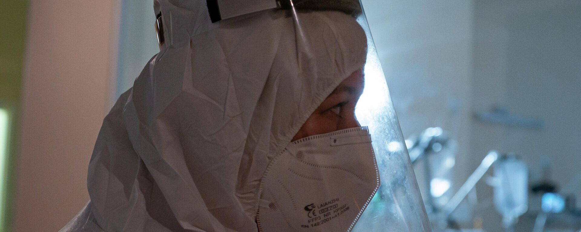 Медицинский работник в отделении интенсивной терапии в Центре легочных заболеваний и туберкулеза в Даугавпилсе - Sputnik Latvija, 1920, 03.11.2021