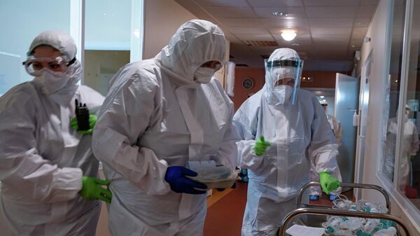 Медицинские работники в отделении интенсивной терапии в Центре легочных заболеваний и туберкулеза в Даугавпилсе - Sputnik Латвия