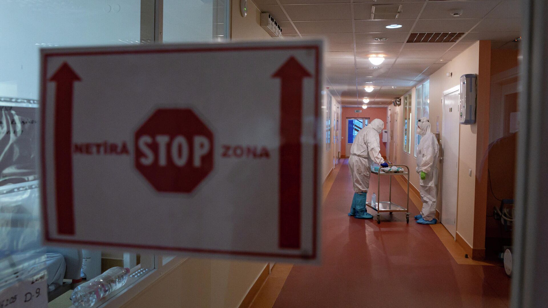 Вход в отделение интенсивной терапии с тяжелыми больными с COVID-19 в Центре легочных заболеваний и туберкулеза в Даугавпилсе - Sputnik Латвия, 1920, 04.02.2022