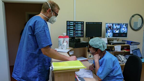 Врач на посту слежения за состоянием тяжелых пациентов в отделении интенсивной терапии в Центре легочных заболеваний и туберкулеза в Даугавпилсе - Sputnik Латвия