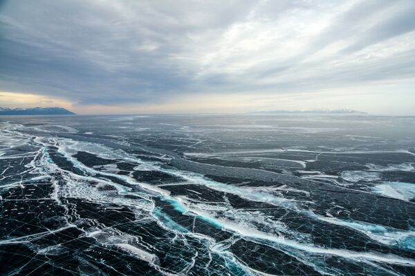 На фото: мыс Хобой, мыс Рытый (слева) и полуостров Святой нос (справа). Вид на северную часть озера Байкал. - Sputnik Латвия
