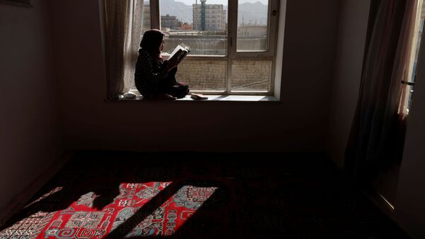20-летняя студентка Хава читает книгу на подоконнике своего дома в Кабуле, Афганистан - Sputnik Латвия