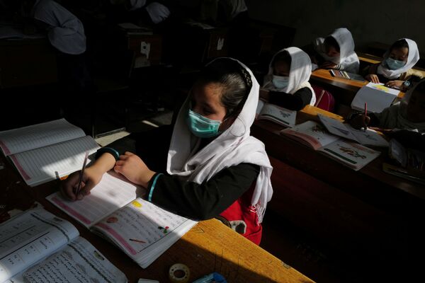 Десятилетняя Хадиа на уроке в одной из школ Кабула. Девочка хочет стать врачом, но, если через два года ей не разрешат продолжить обучение, она не сможет осуществить мечту. - Sputnik Латвия