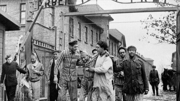 Освобождение нацистского концентрационного лагеря Освенцим (Аушвиц) войсками 1-го Украинского фронта во взаимодействии с войсками 4-го Украинского фронта в ходе Висло-Одерской операции - Sputnik Latvija