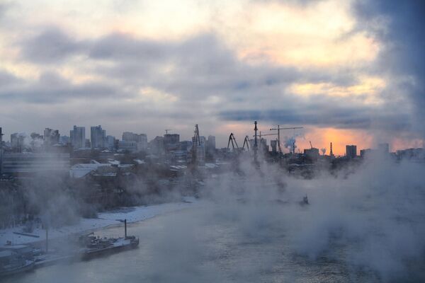 Auksti tvaiki virs Obas upes Novosibirskā. 3. novembra rītā temperatūra pilsētā nolaidās līdz -18 grādiem - Sputnik Latvija