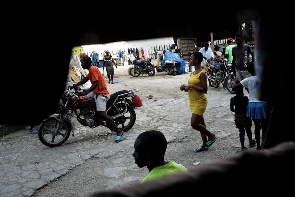 Haitieši pametuši mājas bandu dzīti un mēģina atrast patvērumu Portoprensā. Daudzi spiesti patverties pārpildītās skolās, baznīcās un sporta centros - Sputnik Latvija
