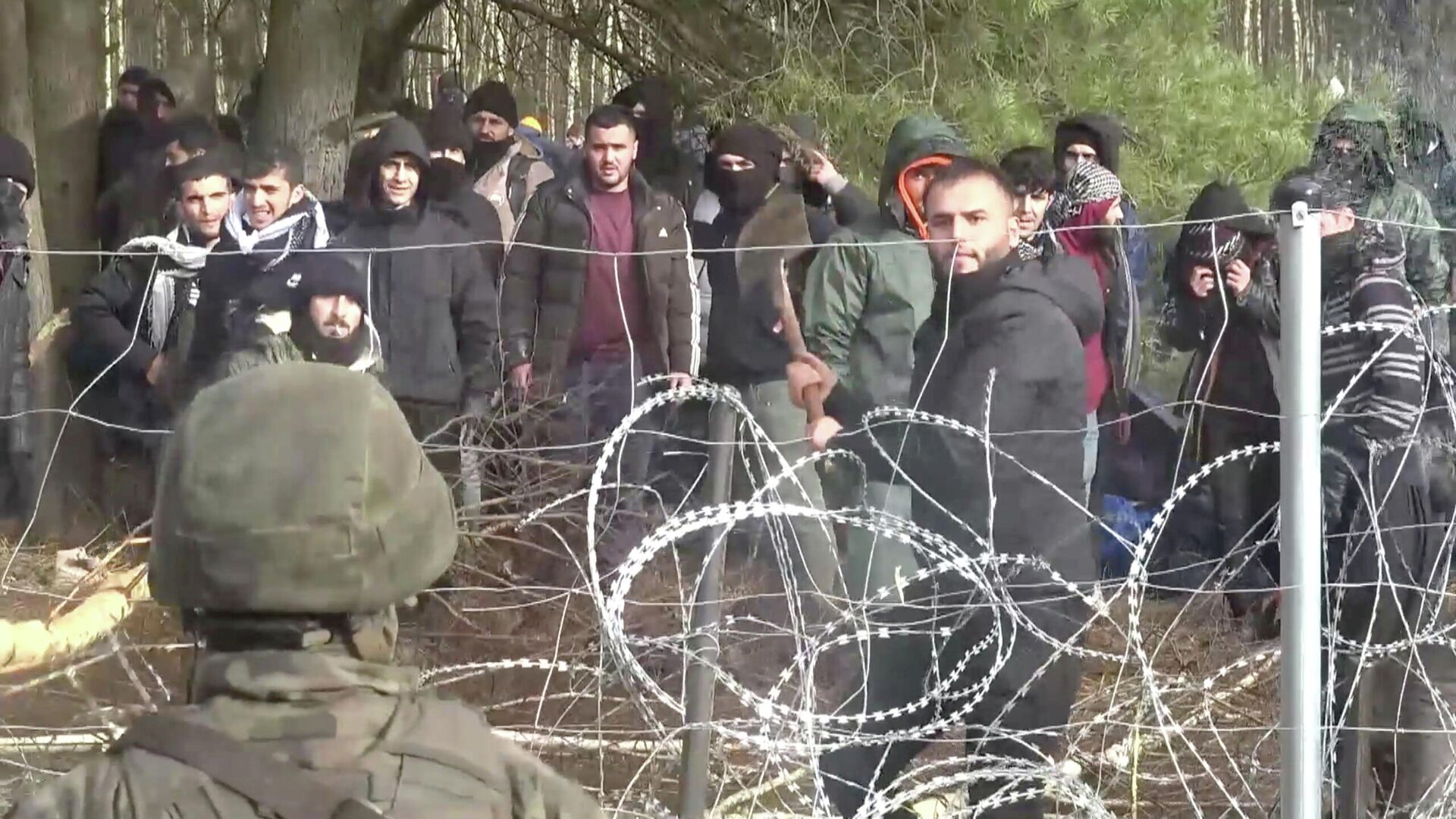 Нелегальные мигранты на польско-белорусской границе - Sputnik Латвия, 1920, 09.11.2021