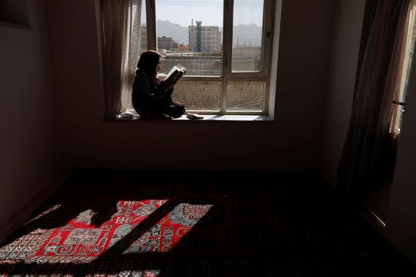 20 gadus vecā Hava mācās Kabulas pedagoģiskajā universitātē. Kopš Afganistāna nonākusi talibu kontrolē, viņa nevar apmeklēt studijas. - Sputnik Latvija
