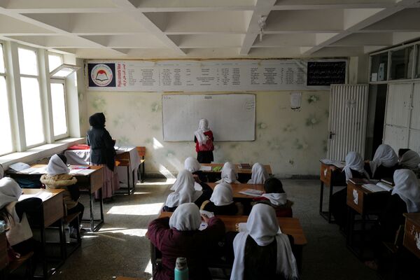 Lielākā daļa meiteņu vēlētos mācīties, bet baidās iet uz skolu kaujinieku dēļ. - Sputnik Latvija