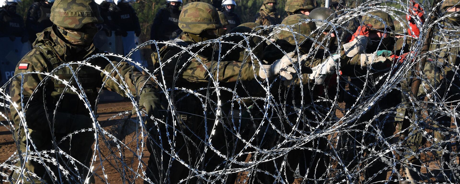 Польские военнослужащие устанавливают забор из колючей проволоки на польско-белорусской границе - Sputnik Латвия, 1920, 10.11.2021