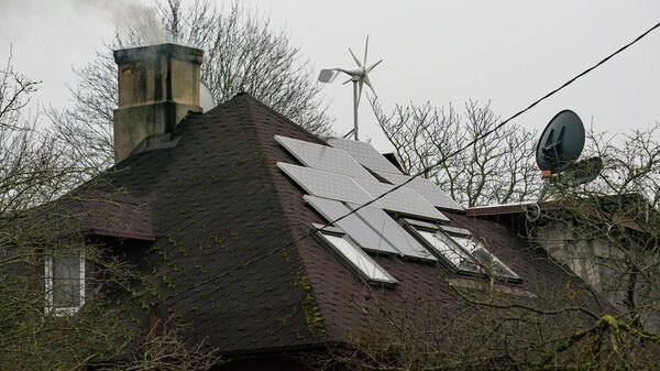 Солнечные панели, ветрогенератор и печное отопление частного дома в Риге - Sputnik Латвия