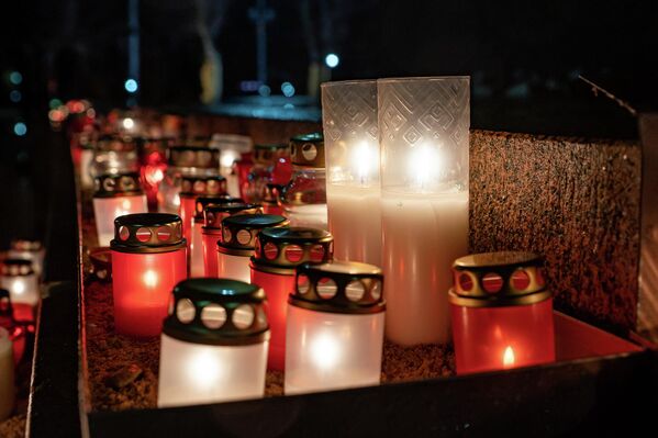 В День Лачплесиса рижане зажигают свечи у памятника Свободы - Sputnik Латвия