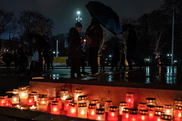 В День Лачплесиса рижане зажигают свечи у памятника Свободы - Sputnik Латвия