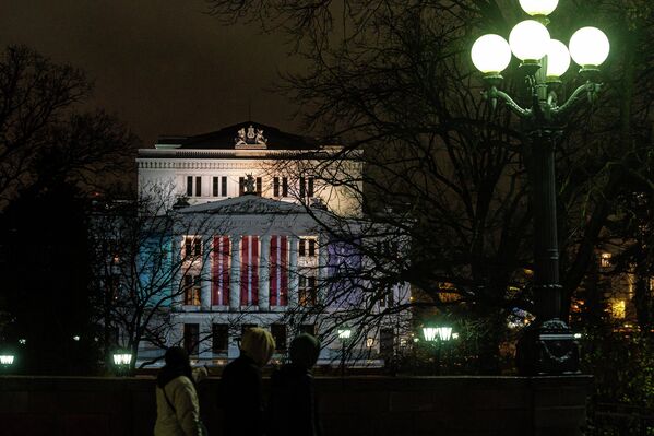 Здание Национальной оперы и балета украшено национальными флагами - Sputnik Латвия