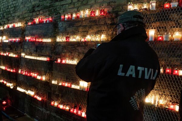 В День Лачплесиса рижане зажигают свечи у Рижского замка - Sputnik Латвия