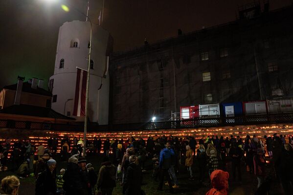 В День Лачплесиса рижане зажигают свечи у Рижского замка - Sputnik Латвия