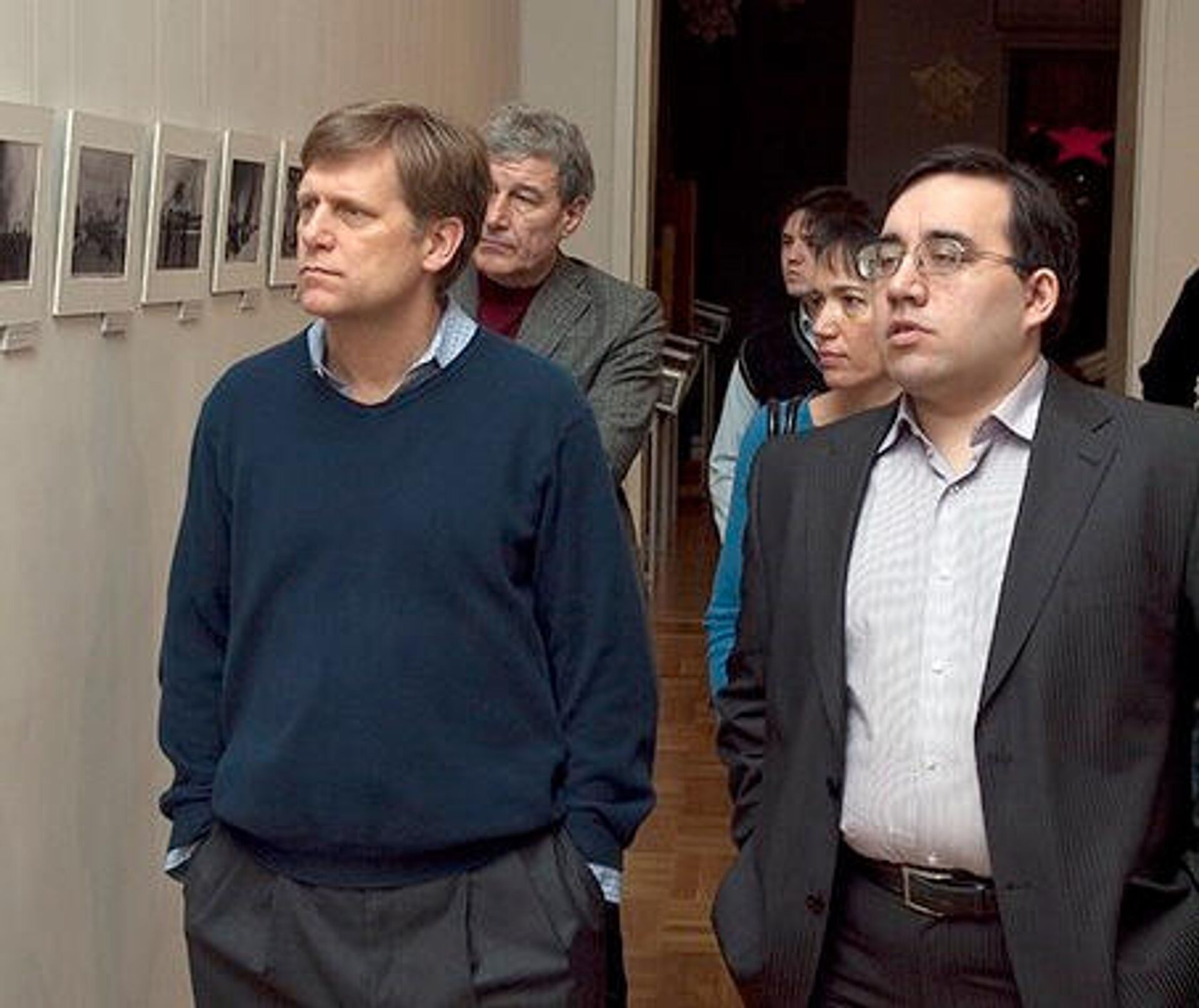 Посол США в Москве Майкл Макфол и директор фонда Историческая память Александр Дюков на выставке Угнанное детство - Sputnik Латвия, 1920, 12.11.2021