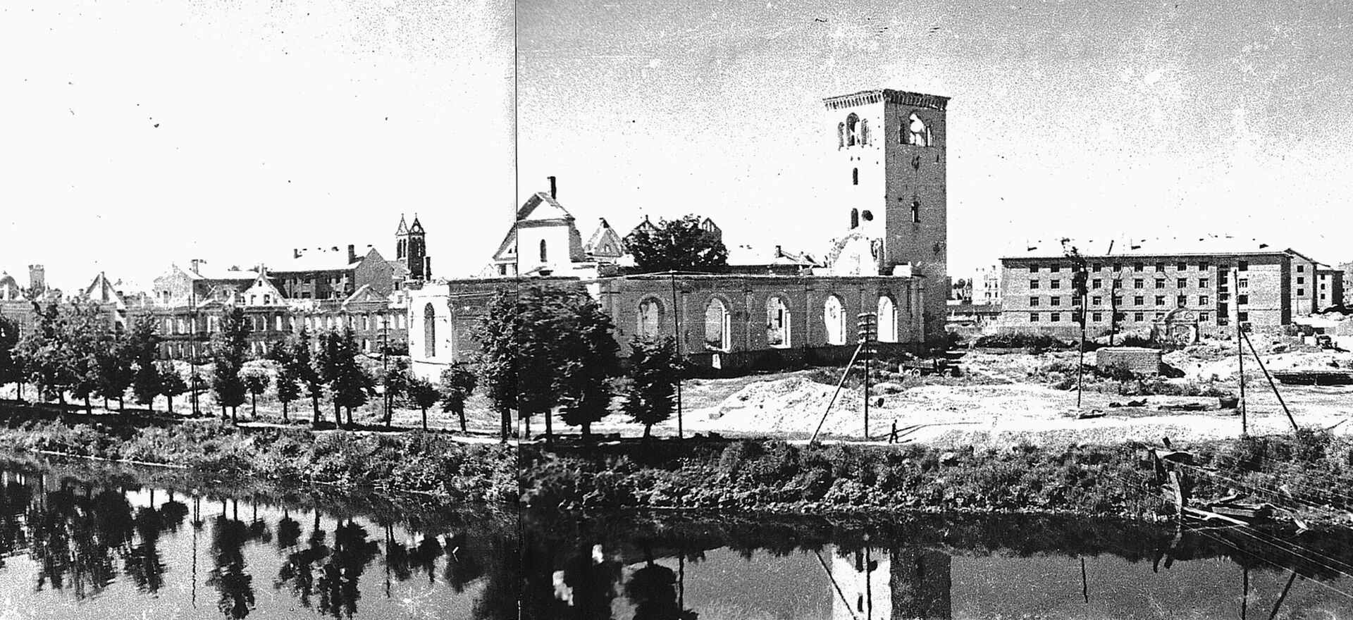 Разрушенное здание церкви Святой Троицы  - Sputnik Латвия, 1920, 12.11.2021