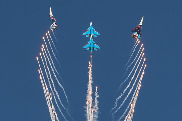 Российская пилотажная группа &quot;Русские витязи&quot; во время выступления в летной программе Dubai Airshow 2021 - Sputnik Латвия
