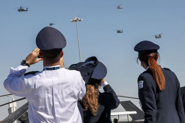 Израильские военные во время выступления вертолетов на Dubai Airshow 2021 - Sputnik Латвия