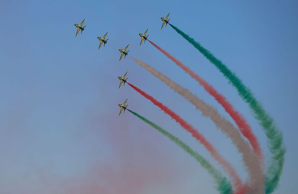 Пилотажная группа Саудовской Аравии Hawks во время выступления в летной программе Dubai Airshow 2021 - Sputnik Латвия