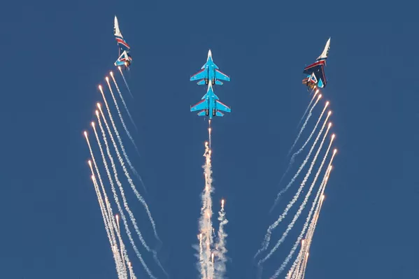 Krievijas pilotāžas grupa &quot;Krievu vitjazi&quot; demonstrē augstākās klases pilotāžu aviošovā &quot;Dubai Airshow2021&quot; - Sputnik Latvija