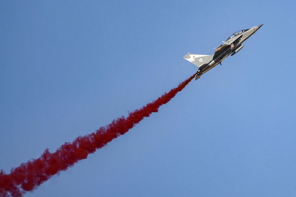 Ķīniešu iznīcinātājs Hongdu JL-10 demonstrē savas iespējas aviošovā &quot;Dubai Airshow2021&quot; - Sputnik Latvija