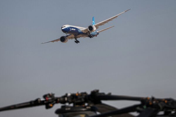 Boeing 777X lidmašīna uzstājas aviošovā &quot;Dubai Airshow 2021&quot; - Sputnik Latvija