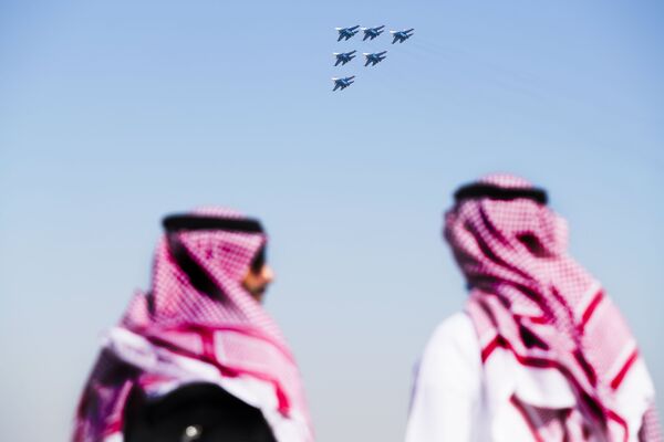 Krievijas pilotāžas grupa &quot;Krievu vitjazi&quot; demonstrē augstākās klases pilotāžu aviošovā &quot;Dubai Airshow2021&quot; - Sputnik Latvija