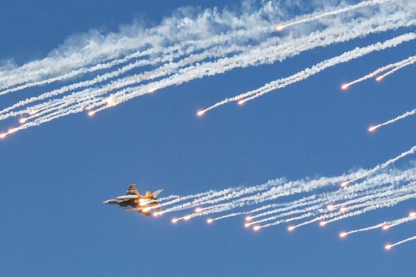 Iznīcinātājs F-16 Fighting Falcon uzstājas aviošovā &quot;Dubai Airshow 2021&quot; - Sputnik Latvija