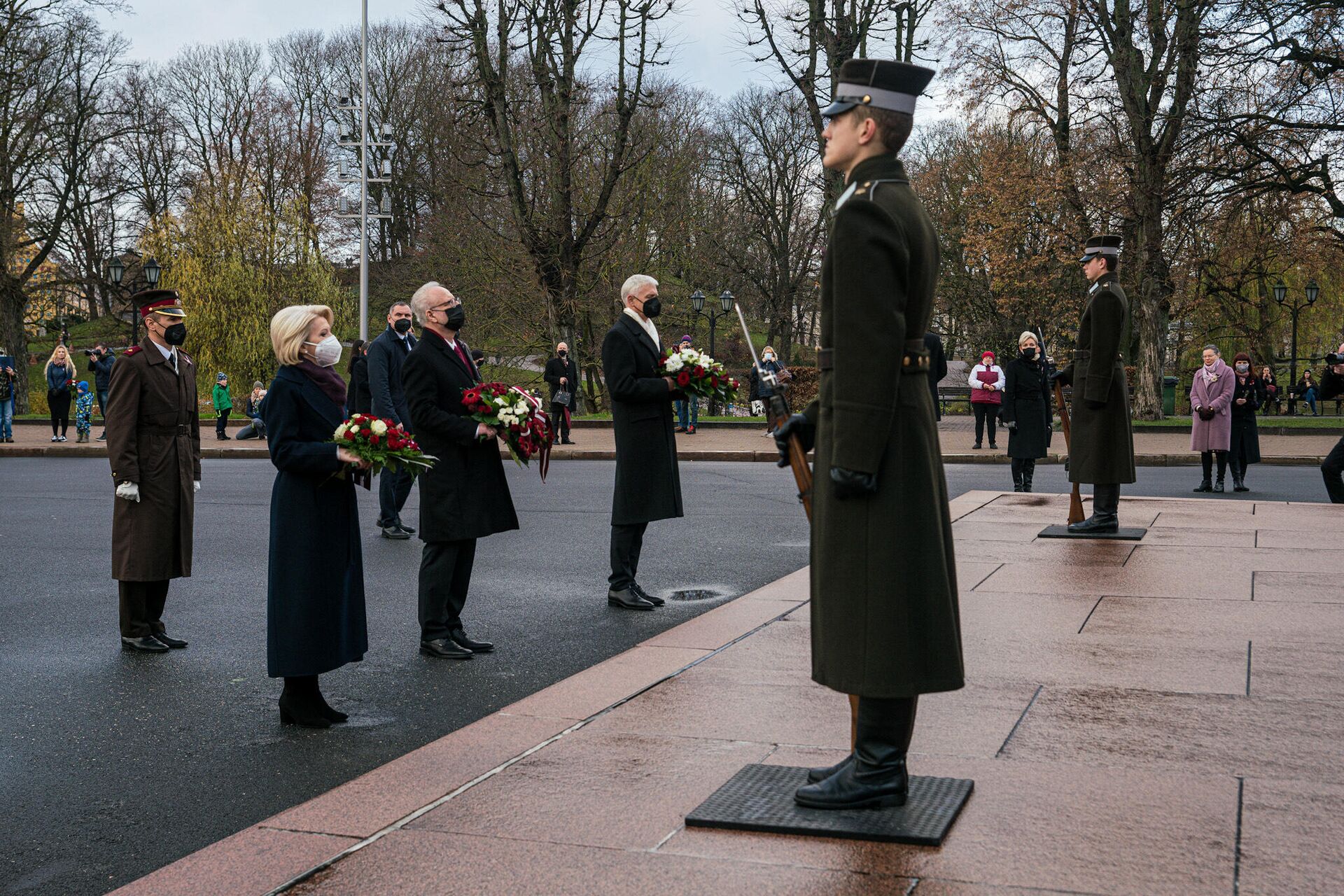 В Латвии отмечают День независимости. Руководители государства возложили цветы к памятнику Свободы - Sputnik Латвия, 1920, 18.11.2021
