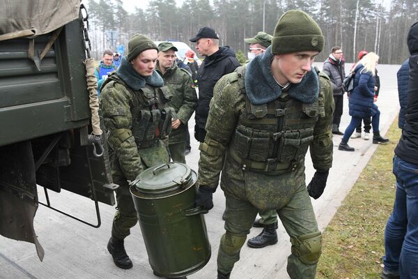 Белорусские военные привезли продукты к центру, где разместили мигрантов - Sputnik Латвия