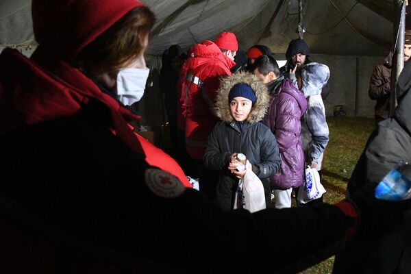 Беженцев получили продукты от белорусского Красного Креста - Sputnik Латвия
