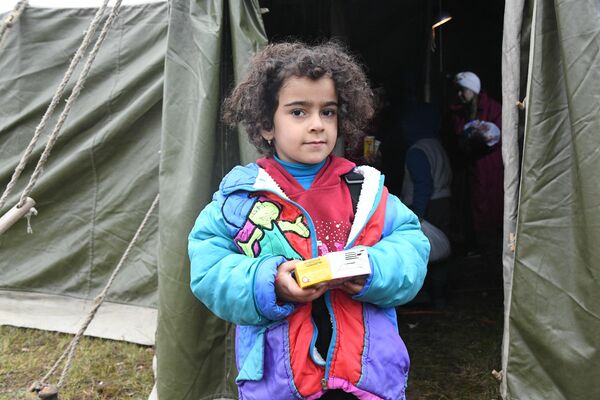 Дети беженцев получили продукты от белорусского Красного Креста - Sputnik Латвия