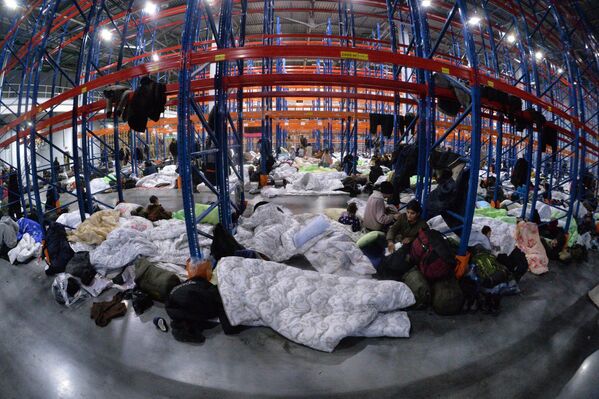 Мигранты, размещенные в логистическом центре Гродненской области - Sputnik Латвия