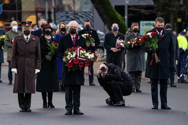 Президент Латвии Эгилс Левитс на церемонии возложения цветов у памятника Свободы - Sputnik Латвия