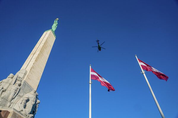 Вертолет Ми-17 над памятником Свободы на воздушном параде в честь Дня независимости Латвии - Sputnik Латвия