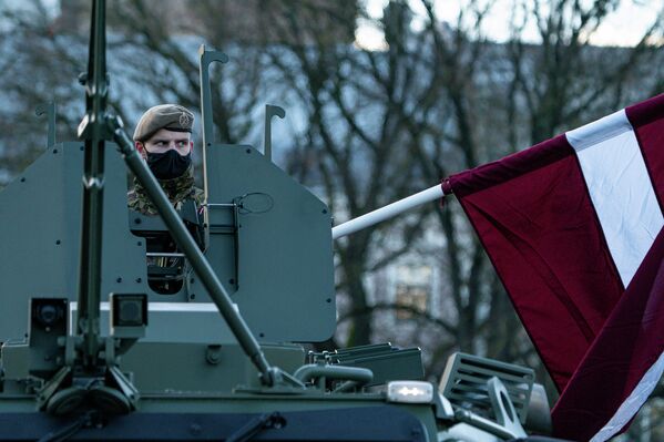 Латвийский военный во время парада в честь Дня независимости Латвии - Sputnik Латвия