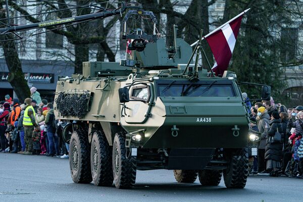Латвийские бронетранспортеры Patria 6X6 во время парада в честь Дня независимости Латвии - Sputnik Латвия