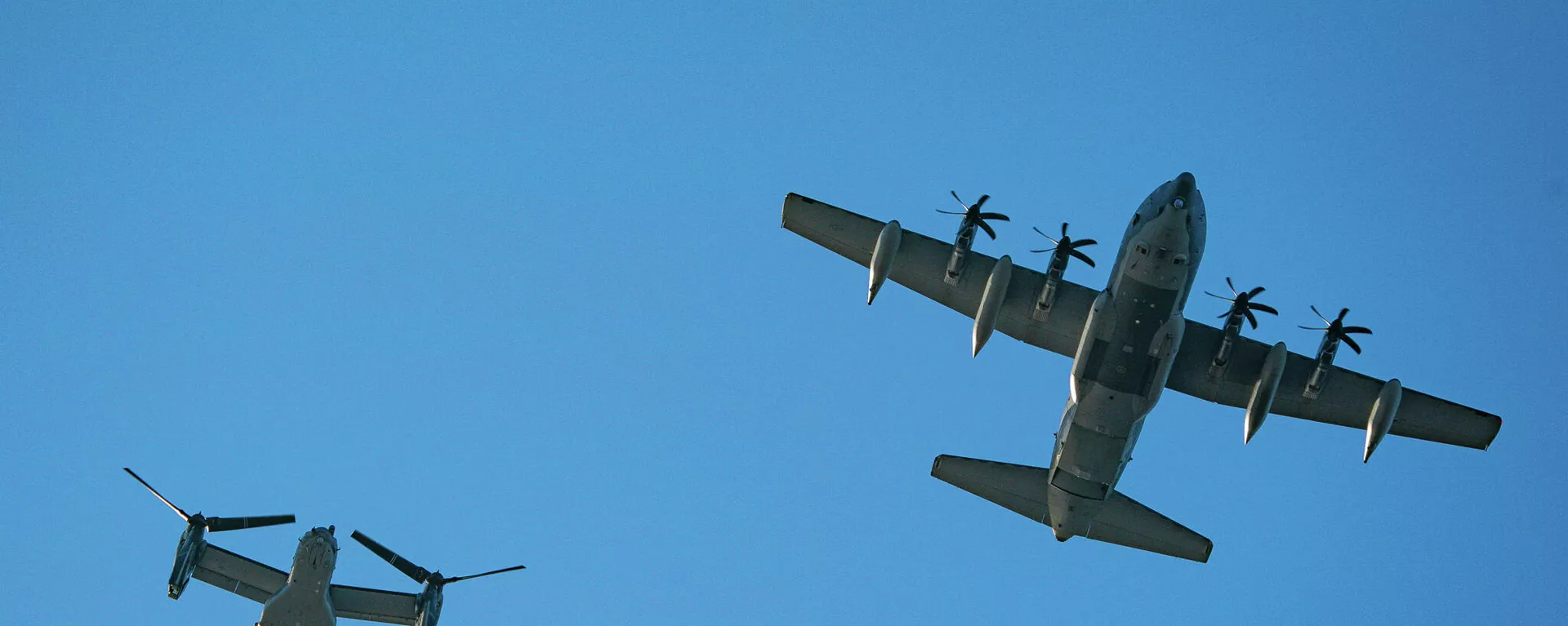 Американские Bell Boeing V-22 Osprey и MC-130J Commando II на воздушном параде в честь Дня независимости Латвии - Sputnik Латвия, 1920, 19.03.2022