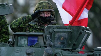 Канадский военный на параде в честь Дня независимости Латвии