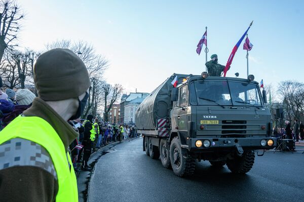 Чешские военные на параде в честь Дня независимости Латвии - Sputnik Латвия