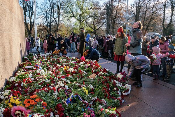 Рижане завалили подножие памятника Свободы цветами - Sputnik Латвия